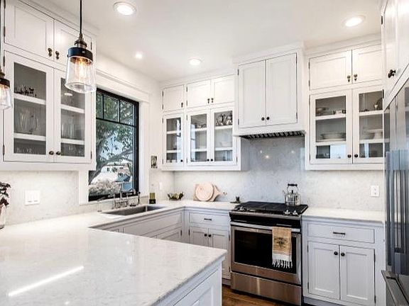 This fully equipped kitchen makes preparing food a joy.