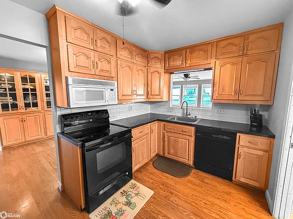 2nd image of 909 3rd Ave SE