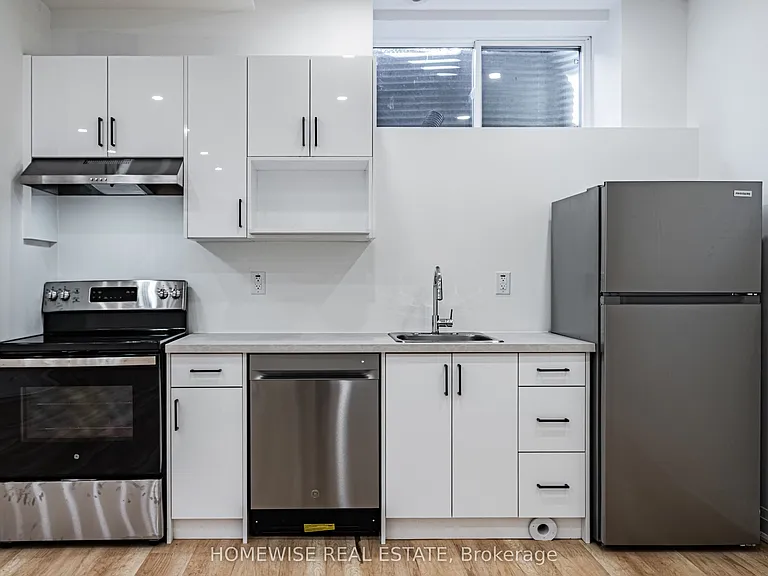 11 Craig Cres #LOWER — Photo 4
