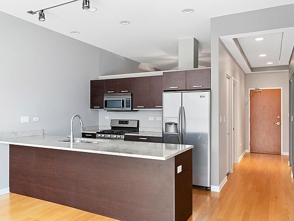 3rd image of 1550 W Cornelia Ave APT 203