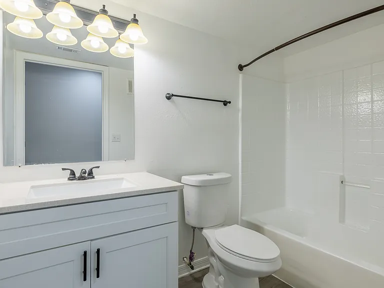 Royal Point Apartments — Photo 22