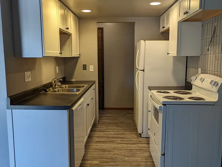 549 N Division St — Photo 13