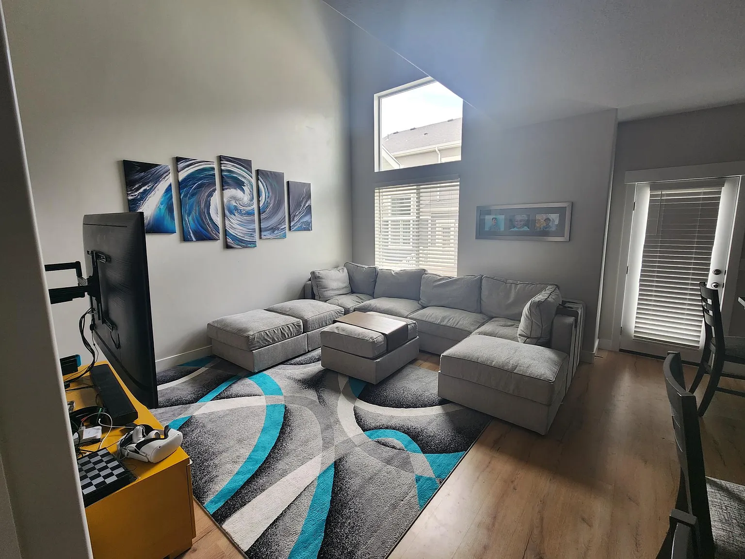 3 bed, 2.5 bath, 2296 sqft, $2,300 — Photo 2