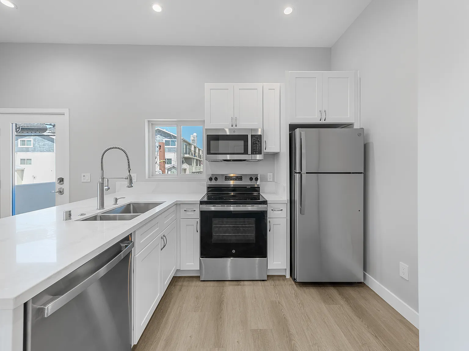 3 bed, 1200 sqft, $3,549 — Photo 4