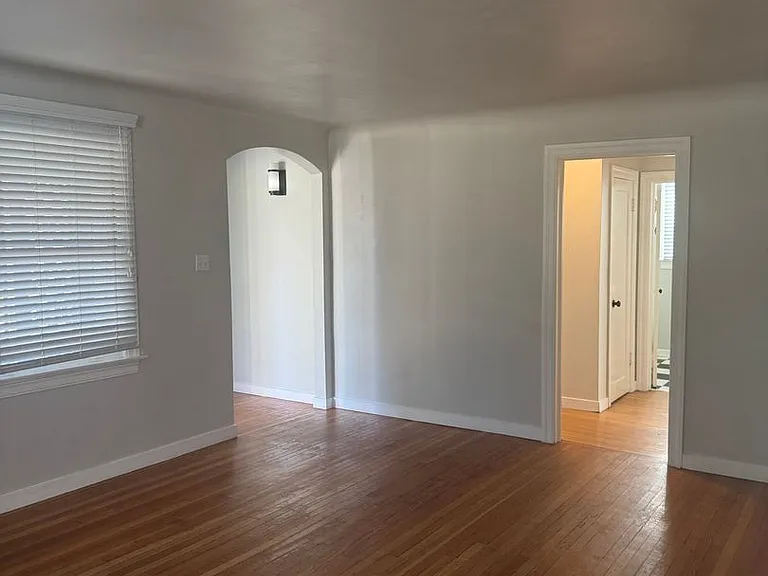 2572 Russell St — Photo 4
