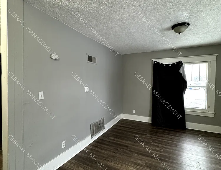 1635 Holmes St — Photo 2