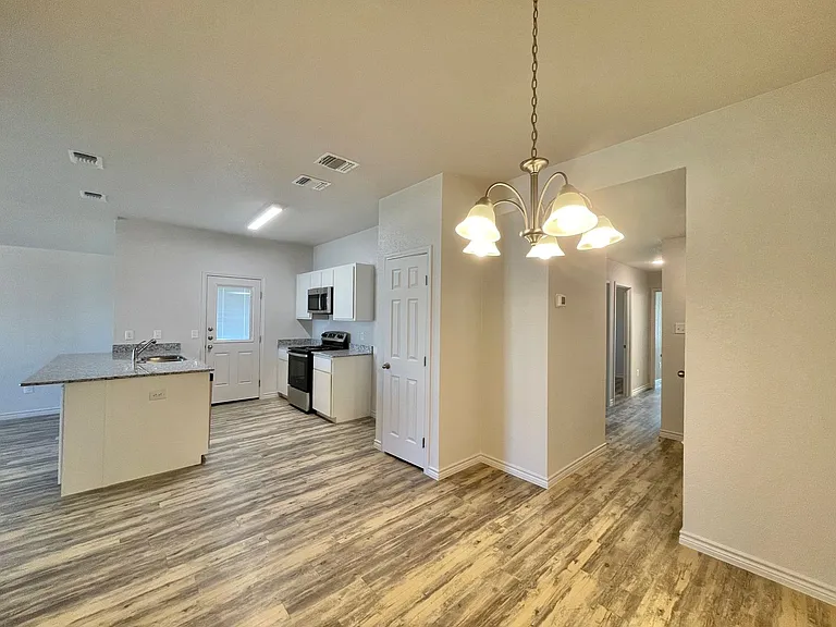 1801 Castroville Trl — Photo 9