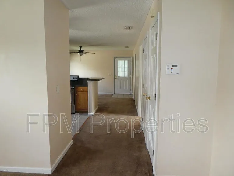 1017 Crestwood St — Photo 5