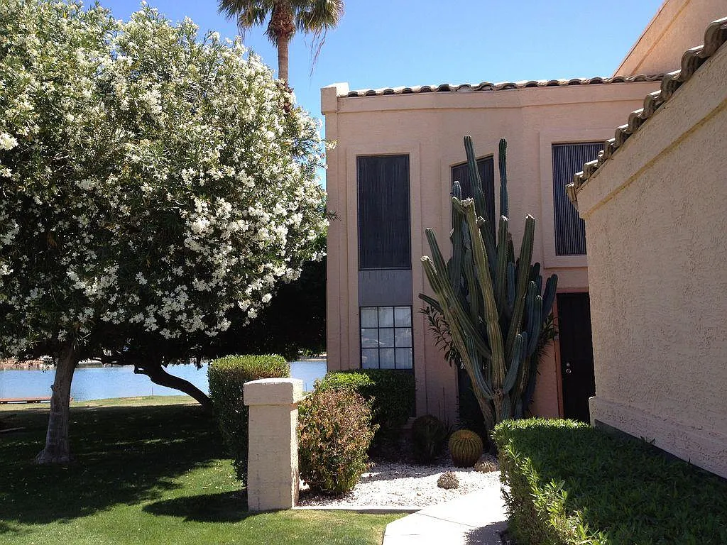 9007 W Port Royale Ln — Photo 3