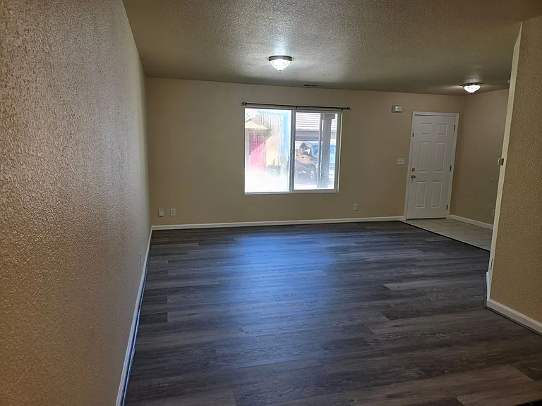 558 Vermont Ave #B — Photo 2