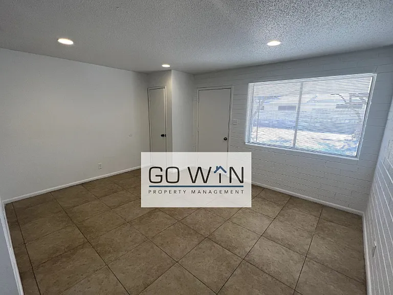 1626 W Denton Ln — Photo 4