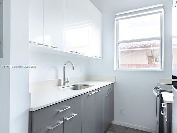 3rd image of 324 Mendoza Ave #6