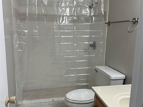 5th image of 2240 Sunderland Rd