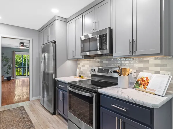 714 Bewick Dr, Madison, WI 53714