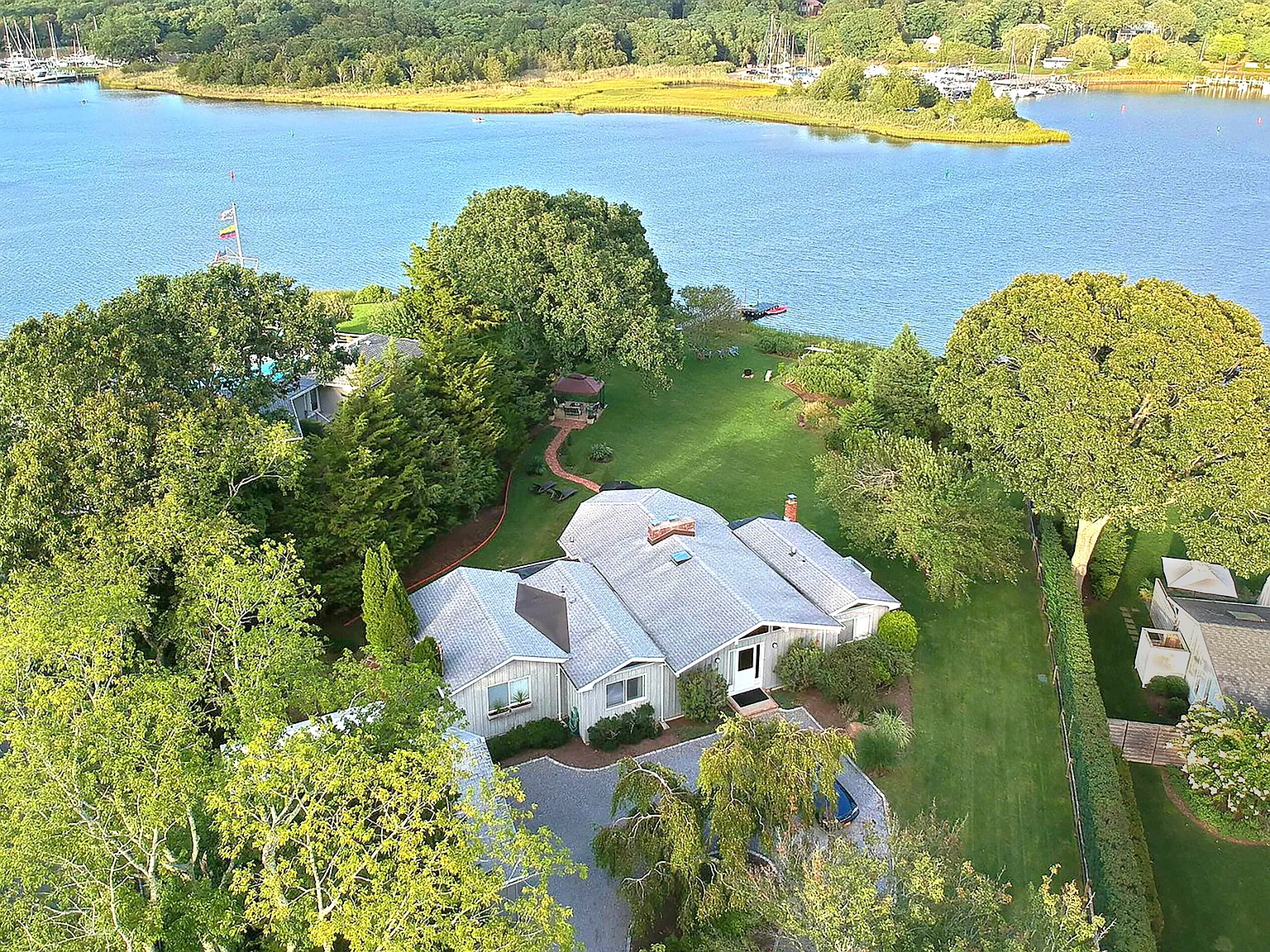 Relaxing and Quiet Home on Three-Mile Harbor - Water Front w/dock — Photo 4