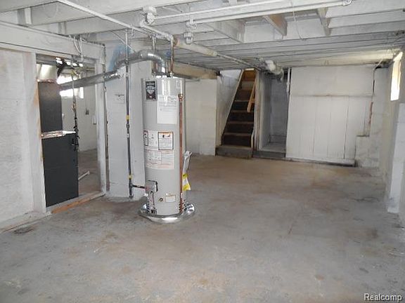 5th image of 1458 Warwick Ave