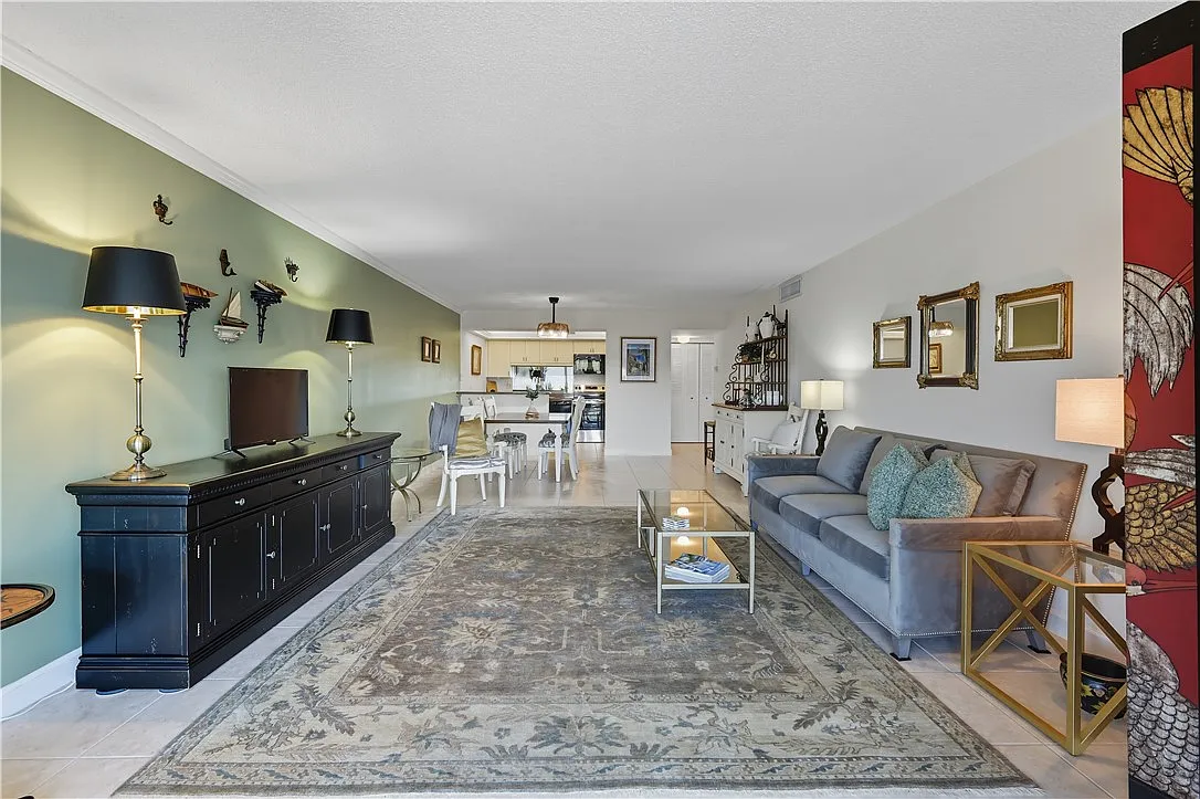 Building Photo - 935 E Causeway Blvd #406