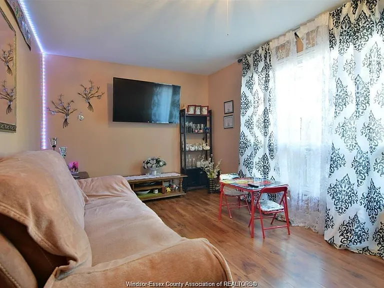 5468 Lassaline Ave — Photo 10
