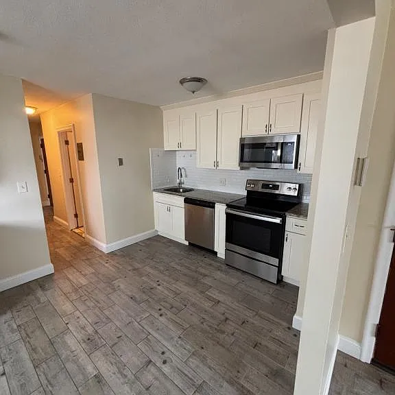 656 Hyde Park Ave — Photo 1