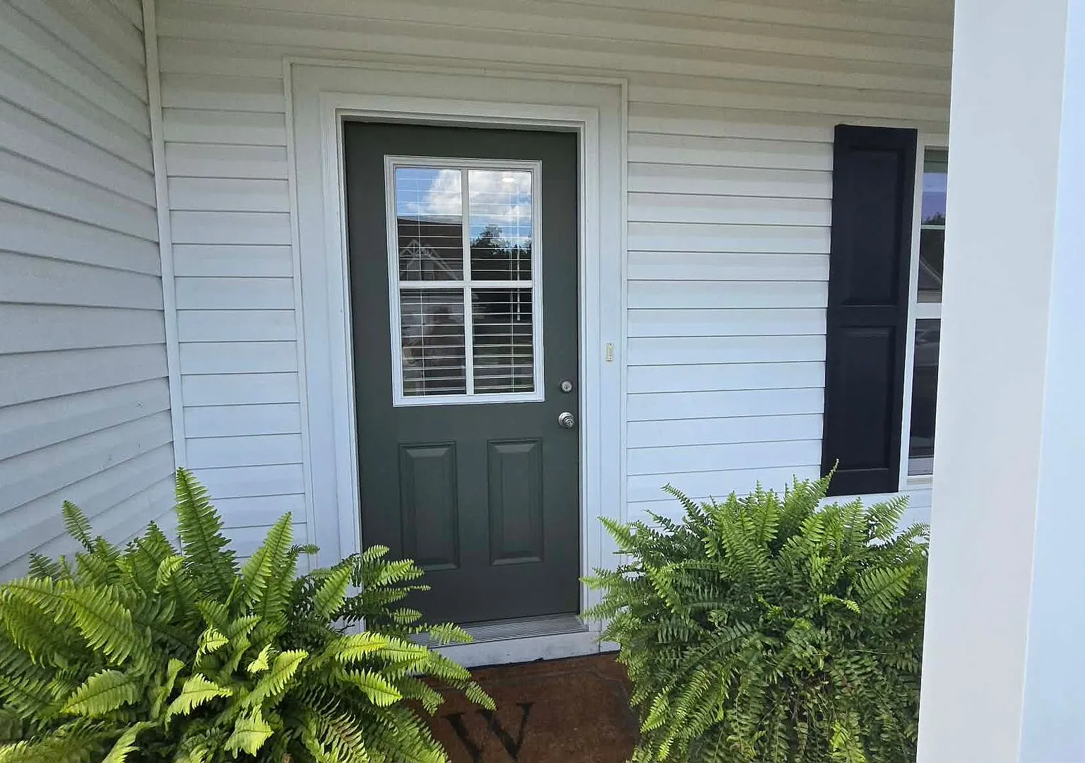 4-bedroom, 2.5-bath rental featuring an inviting open floor plan in Linden — Photo 4