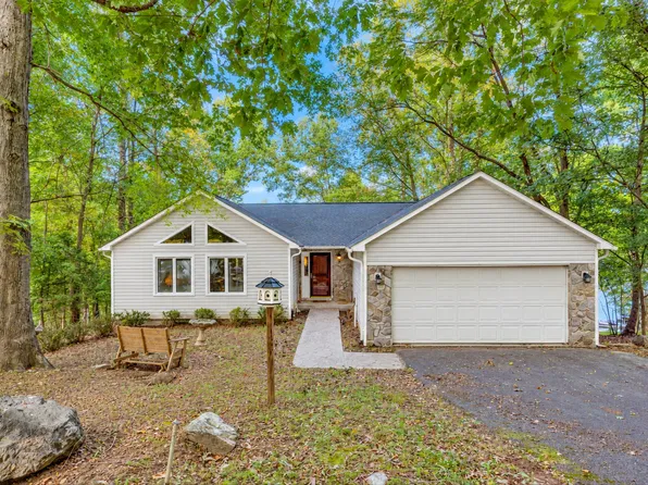 575 Winding Waters Dr, Moneta, VA 24121
