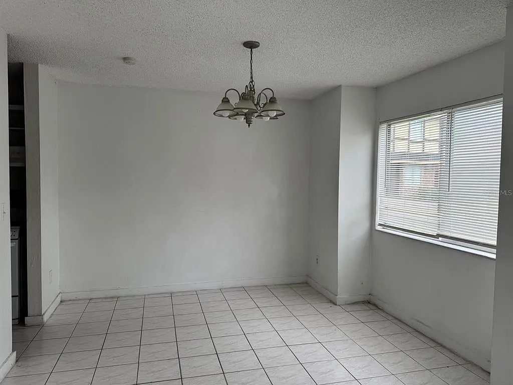 3 bed, 2.5 bath, 1405 sqft, $1,700 — Photo 4