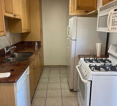 5th image of 3633 Columbia St #A