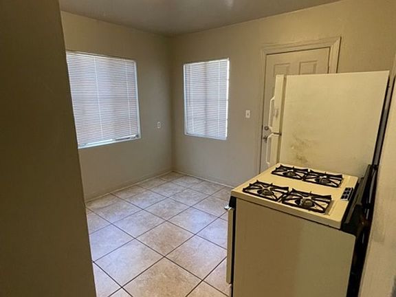 3rd image of 2620 N Stone Ave #Stone2620-12