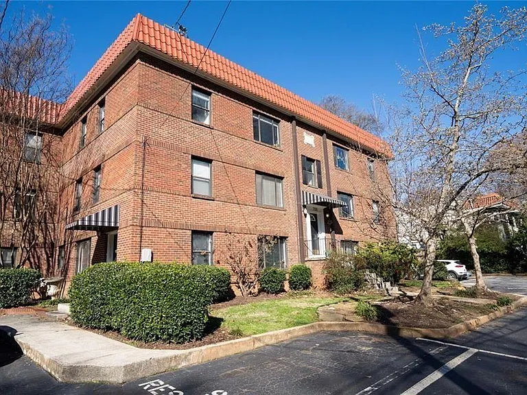 708 Argonne Ave NE #5 — Photo 2