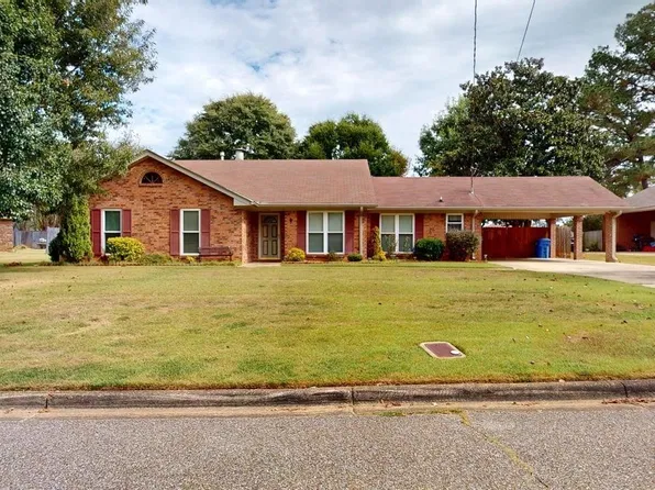 1214 Yorkshire Dr, Prattville, AL 36067