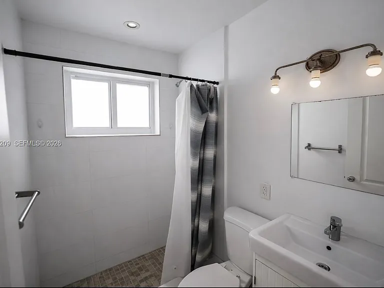 552 NE 61st St #4 — Photo 5