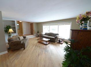 1505 Valley Ridge Dr, Brookfield, WI 53005