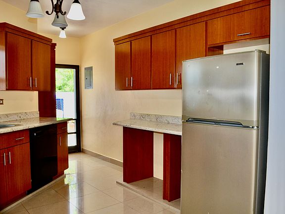 2nd image of 642 Strawberry Hill Est #Qu