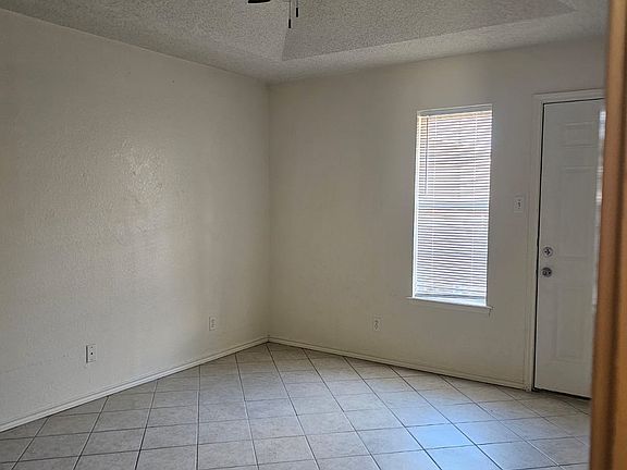 4th image of 1810 Lexington Cir #9