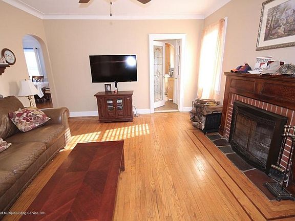 3rd image of 165 Bancroft Ave