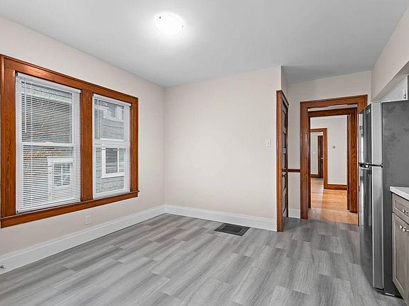 4th image of 605 N Center St