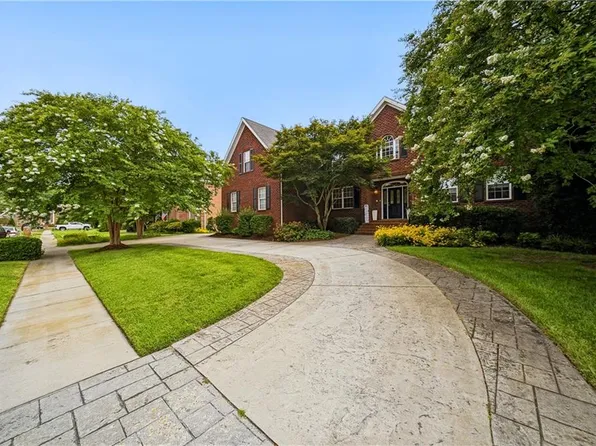 844 Greenfield Ln, Chesapeake, VA 23322