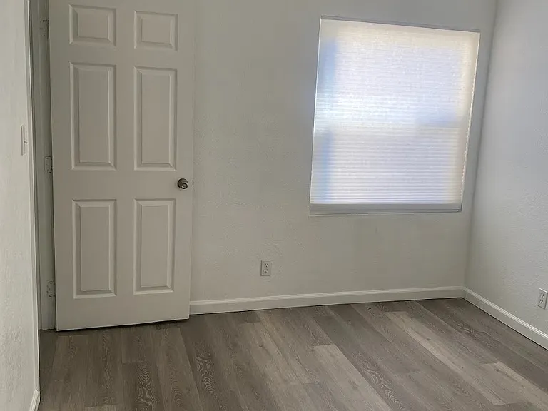 2nd bedroom looking from closet to door
