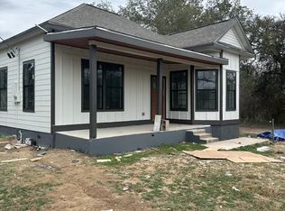 705 Peach St, Floresville, TX 78114