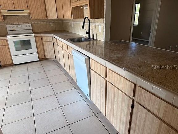 3rd image of 306 Cabot St