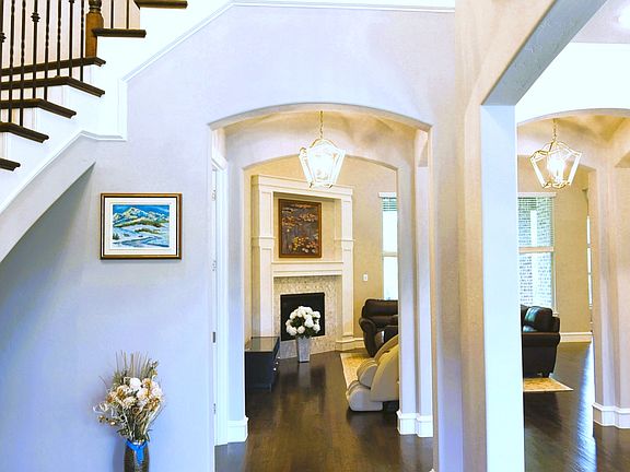 5th image of 200 Montrose Ln