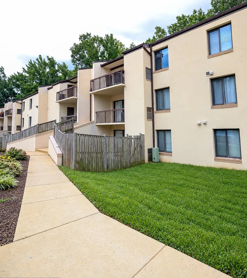 2 bed, 2.0 bath, 1082 sqft, $2,300 — Photo 1