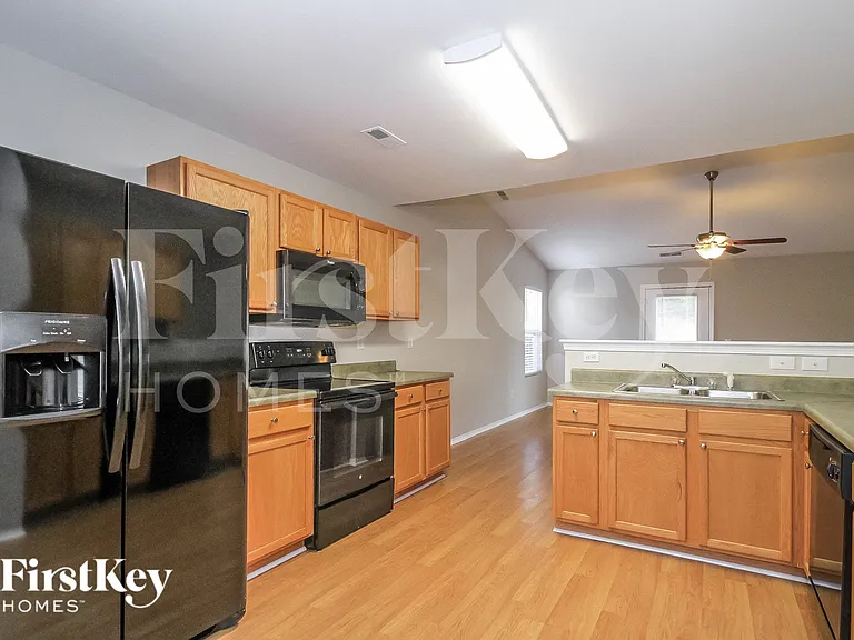 530 Martha Ct — Photo 6