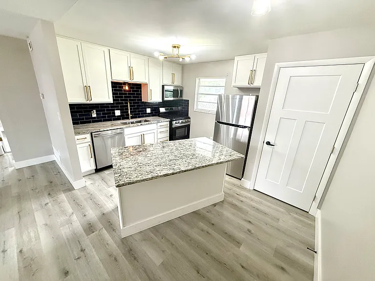 1541 Glenn Ave — Photo 3