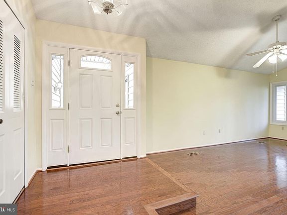 4th image of 734 Sugarland Run Dr