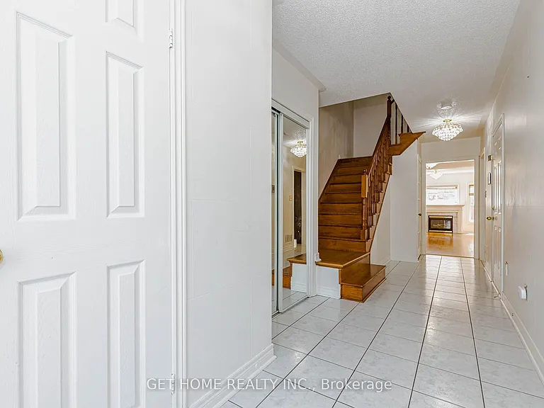 147 Foxchase Ave W — Photo 10