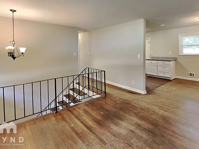 2715 Carriage Ln — Photo 8