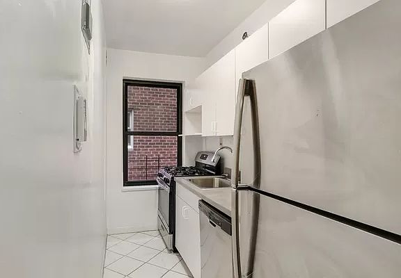 3rd image of 162 E 55th St APT 6E