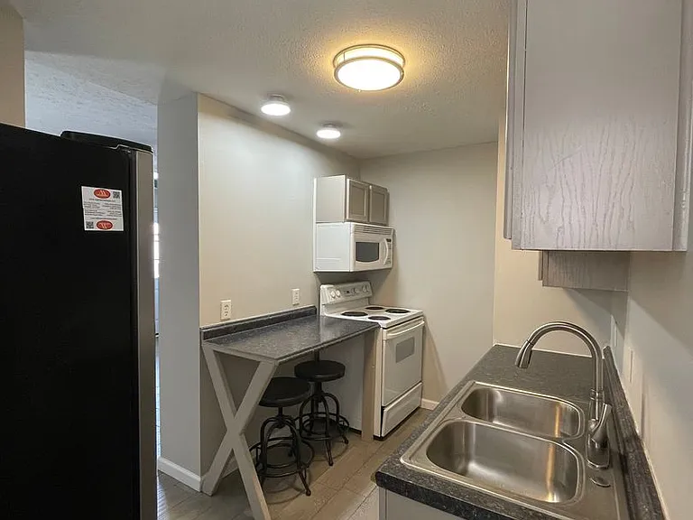 111 W. Franklin-Fourpoint — Photo 3