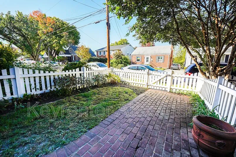2 bed, 1.0 bath, 1050 sqft, $2,850 — Photo 4